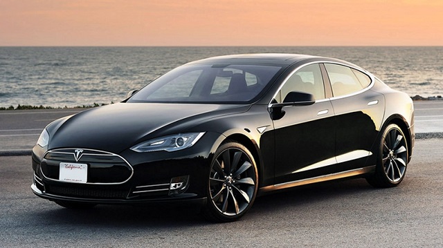 Tesla yeni özelliğini kullanıma sundu!