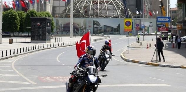 Kenan Sofuoğlu Ve Toprak Razgatlıoğlu 19 Mayıs için yarıştı