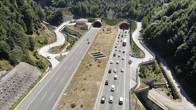 Trafiğe kayıtlı motorlu kara taşıtlarınca 306 milyar 926 milyon kilometre yol katedildi