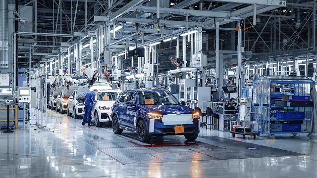 BMW'nin elektrikli modeli üretim bandında