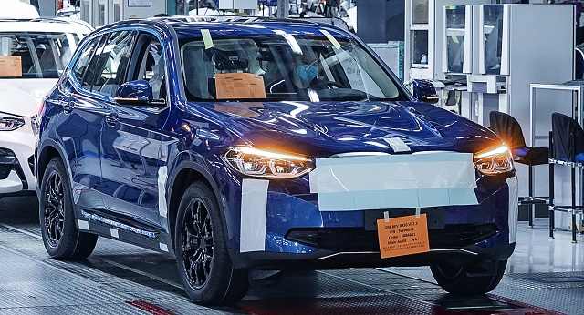 BMW'nin yeni elektrikli modeli üretim bandında