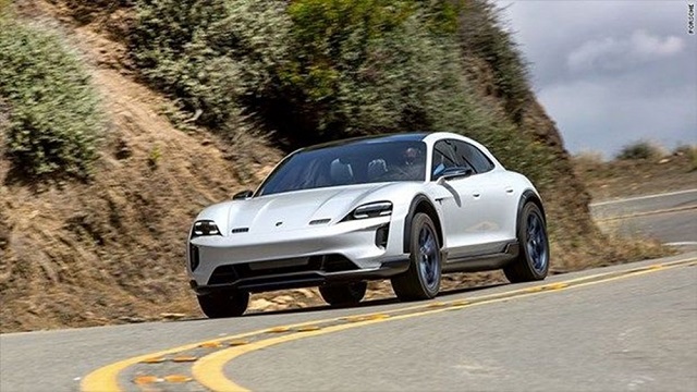 Porsche Taycan'ın en ucuz modeli tanıtıldı