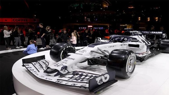 F1'in yeni takımı kapılarını açtı
