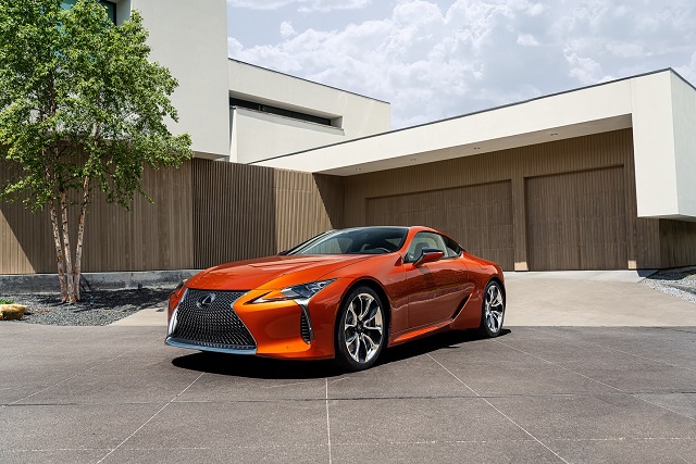 Lexus LC yeni rengiyle daha da büyüleyici