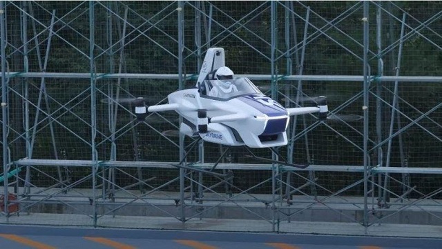 Uçan araba testi gerçekleştirdi