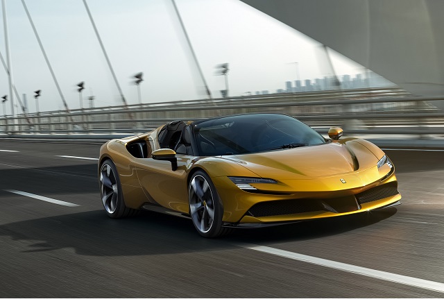 İlk plug-in hibrit cabrio modelini tanıttı