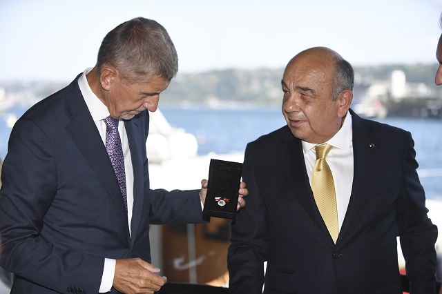 Çek Liyakat Madalyası Ahmet Yüce'ye verildi