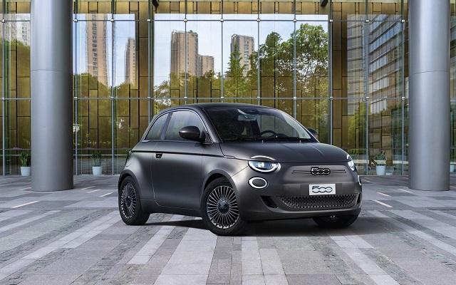 Yeni Fiat 500'e iki ödül