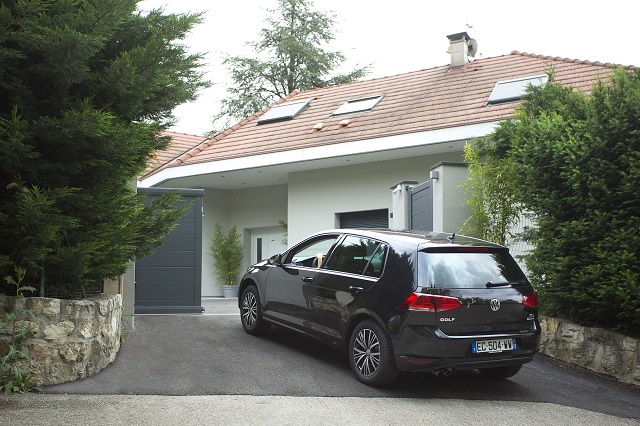 Motorlu bahçe kapılarıyla teknolojiyi bir araya getiriyor