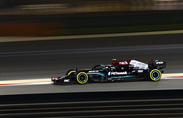 Hamilton F1'de yeni sezona fırtına gibi başladı