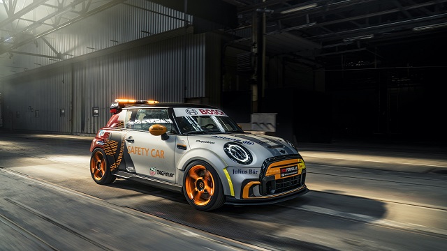 FIA Formula E güvenlik aracı MINI ELECTRIC Pacesetter oldu