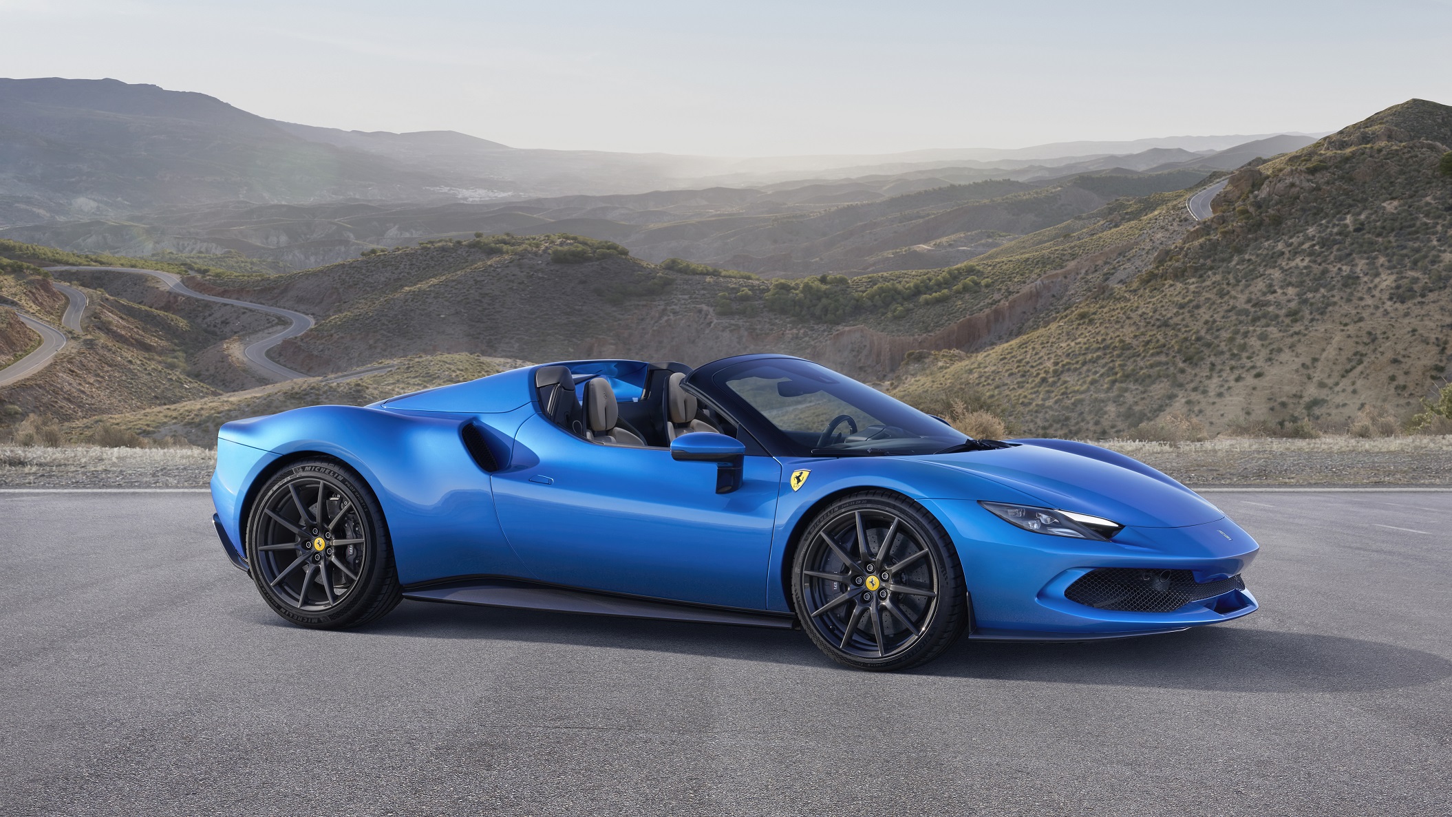 Ferrari, yeni Berlinetta Spider modeli  296 GTS'yi tanıttı
