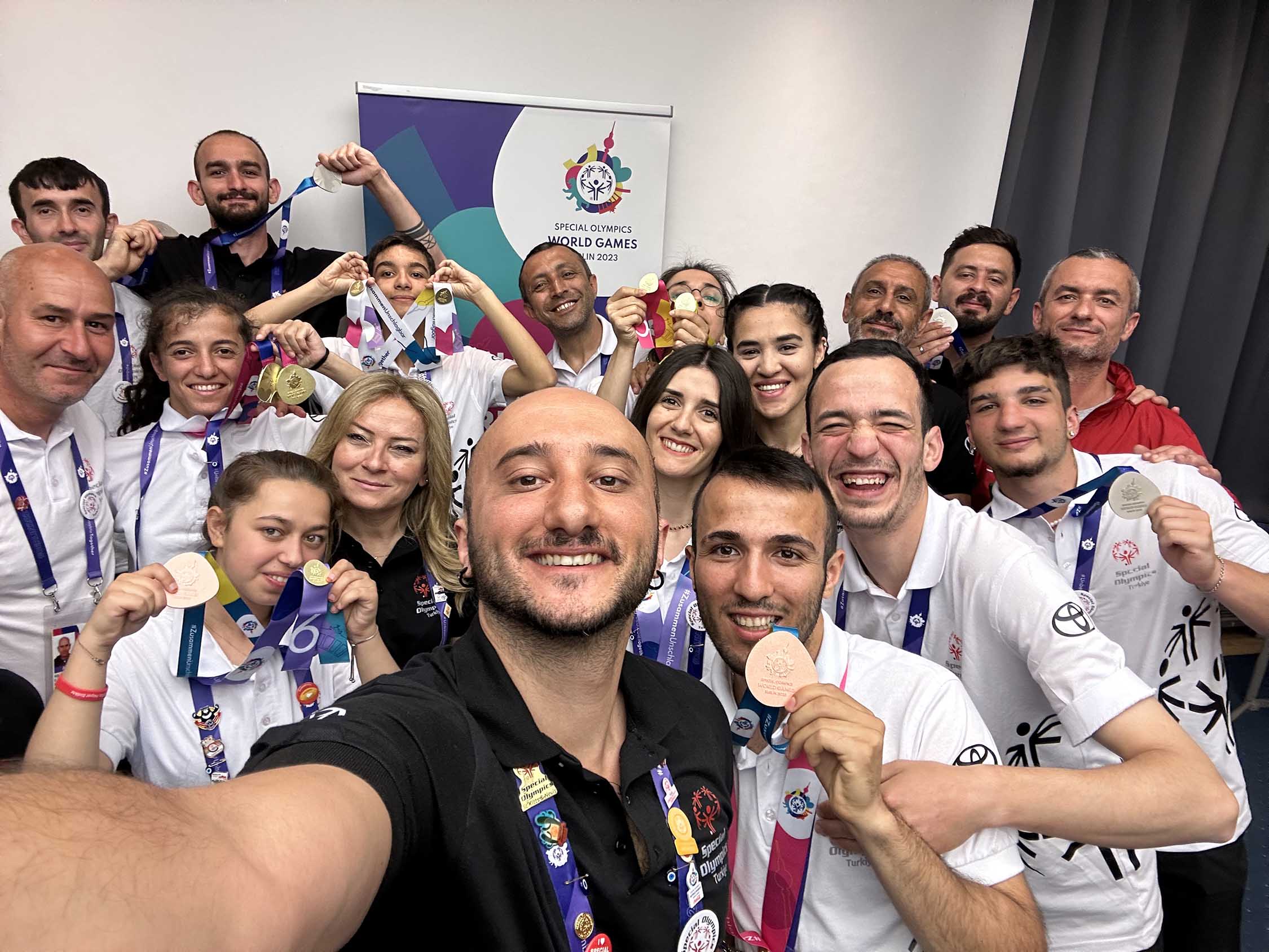 Özel Sporcularımız  Madalyalarla Döndü