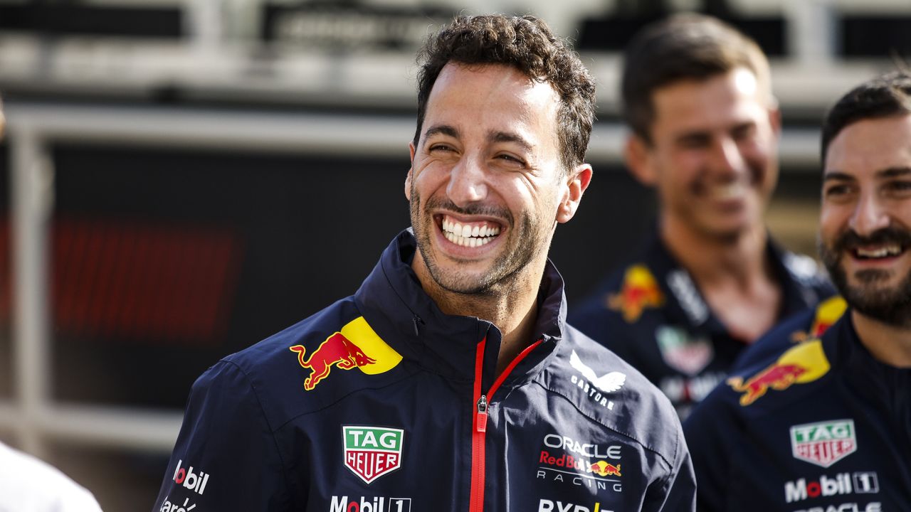 Red Bull’un şaşırtıcı  pilot değişikliği: Ricciardo, De Vries’in yerine geçti