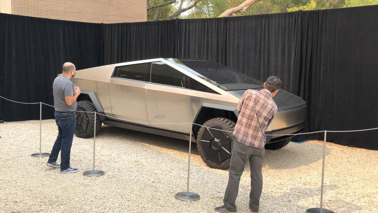 İlk Tesla Cybertruck üretim bandından indi