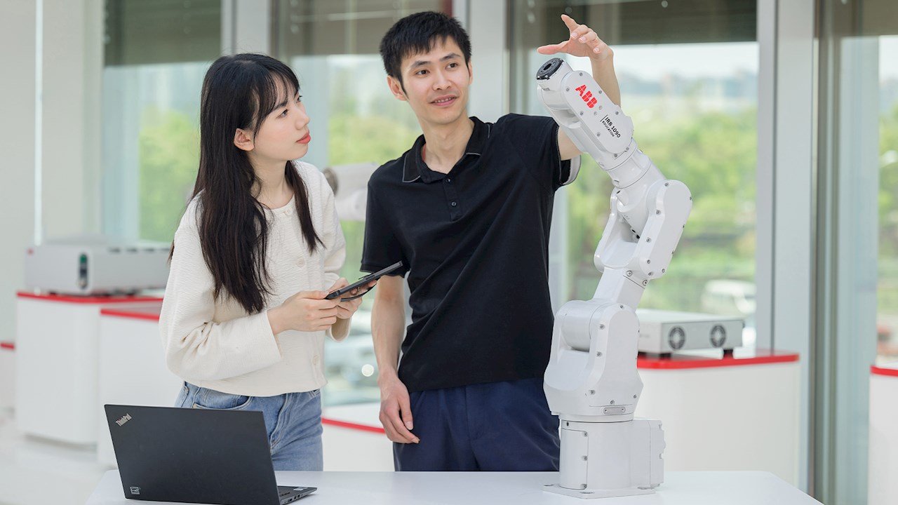 ABB, IRB 1090'ın lansmanıyla eğitim içeriğini genişletiyor