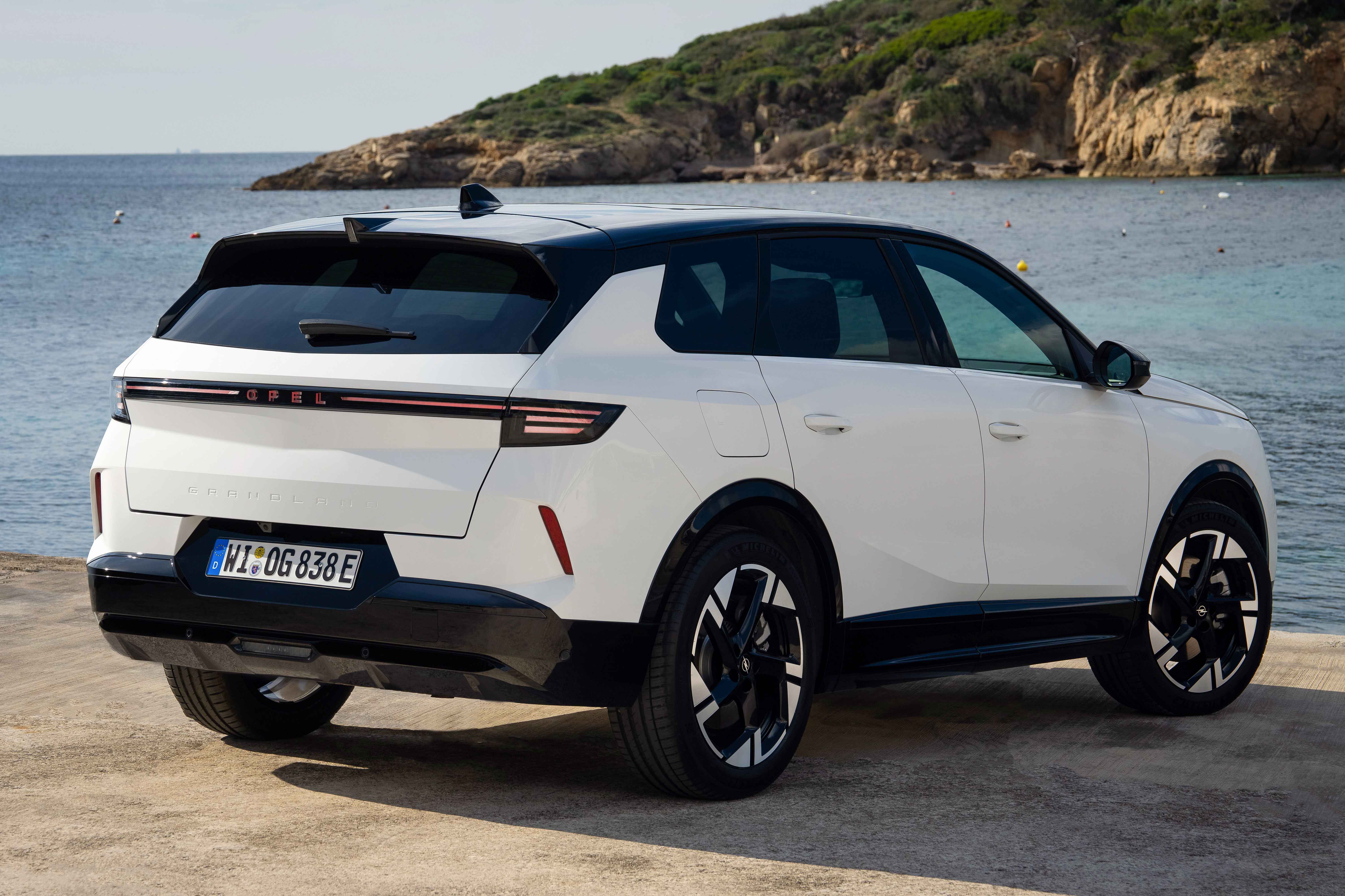 Yeni Opel Grandland Plug-in Hybrid 1.115 Km’lik Menzil Kat Etti!