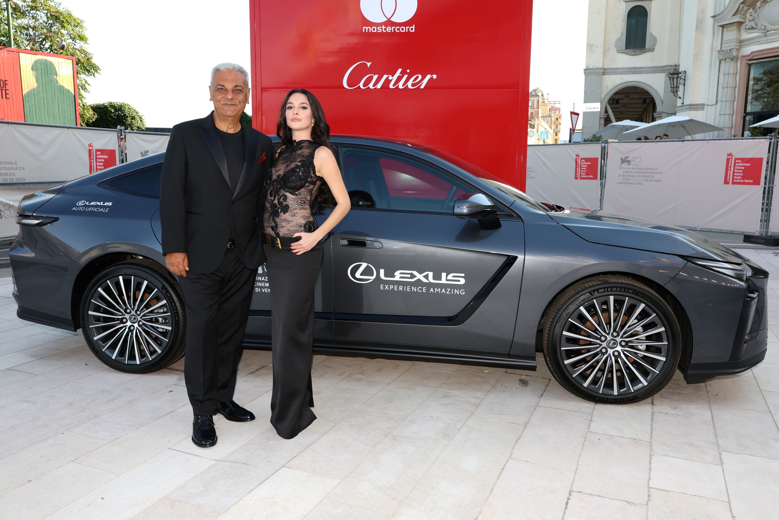 Venedik'te bu yılın yıldızı Lexus ES Sedan oldu